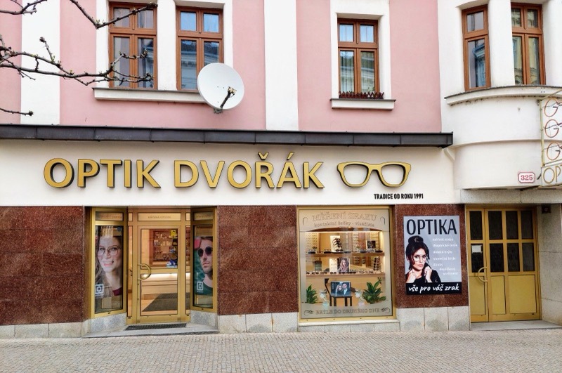 Výloha prodejny Optik Dvořák na Americké ulici v Plzni