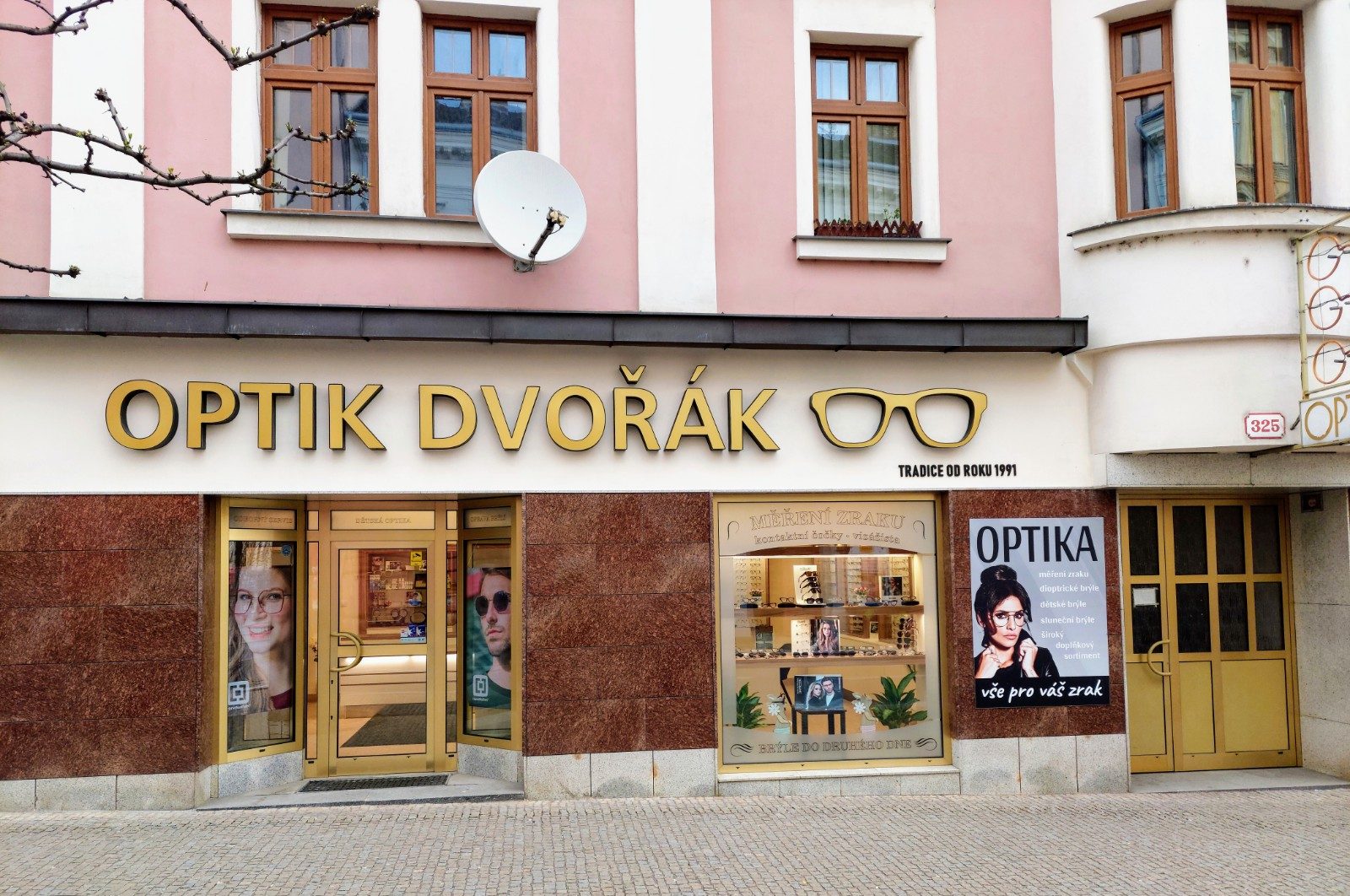 Výloha prodejny Optik Dvořák na Americké ulici v Plzni